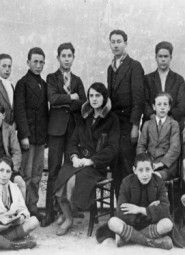 en haut à droite Mgr Casanova à l'école primaire en 1928 (Copier) copie