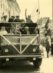 Dimanche 1er juin 1958 - Manifestation pour l'investiture du Général de Gaulle - Avenue de la République - Corte - Corse (Copier) copie