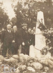 RN 200 monument dédié à Pierre DELAUNAY coureur automobile décédé le 21 avril 1921 et aviateur durant la guerre 1914-1918 LOGO