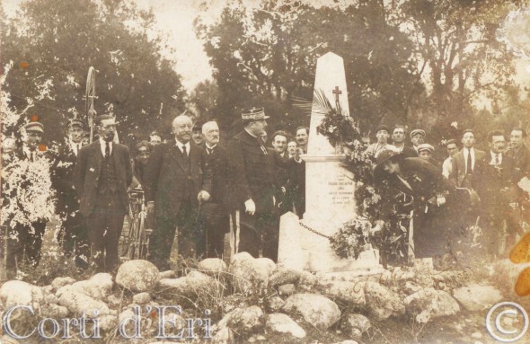 RN 200 monument dédié à Pierre DELAUNAY coureur automobile décédé le 21 avril 1921 et aviateur durant la guerre 1914-1918 LOGO